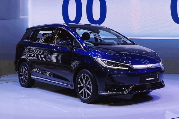 BYD-M6 biru